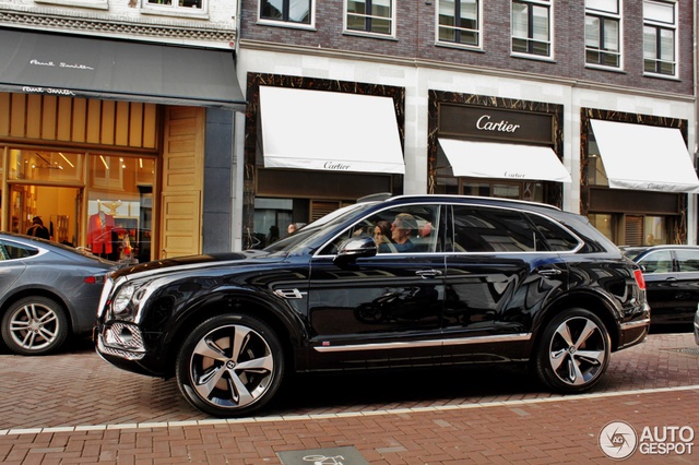 Chiếc Bentley Bentayga First Edition này lọt vào ống kính máy ảnh khi đang chạy trên đường phố của thủ đô Amsterdam, Hà Lan. Đây là 1 trong đúng 608 chiếc Bentley Bentayga First Edition được sản xuất và bán ra toàn cầu.