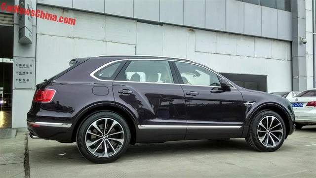 
Đây là một trong những chiếc Bentley Bentayga sẽ được trưng bày tại các đại lý chính hãng ở Trung Quốc. Dự kiến, Bentley Bentayga sẽ chính thức ra mắt thị trường Trung Quốc vào tháng 4 năm nay với giá không hề rẻ.
