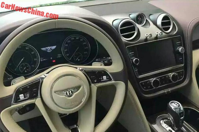 
Trong khi đó, màn hình thông tin giải trí trên cụm điều khiển của Bentley Bentayga khá nhỏ, không xứng tầm với xe SUV siêu sang.
