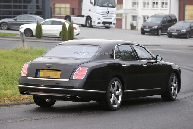 Chưa rõ hãng Bentley có thay đổi hệ dẫn động của dòng Mulsanne 2016 hay không. Hiện Bentley Mulsanne đang sử dụng động cơ V8, Biturbo, dung tích 6,75 lít, sản sinh công suất tối đa 505 mã lực và mô-men xoắn cực đại 752 lb-ft. Nhờ đó, Bentley Mulsanne có thể tăng tốc từ 0-100 km/h trong 5,3 giây và đạt vận tốc tối đa 294 km/h.