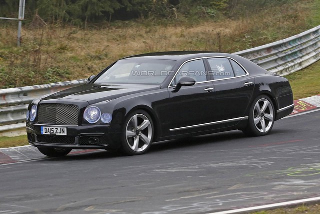 Chiếc Bentley Mulsanne 2016 nâng cấp được sơn màu đen để phân biệt dễ hơn.