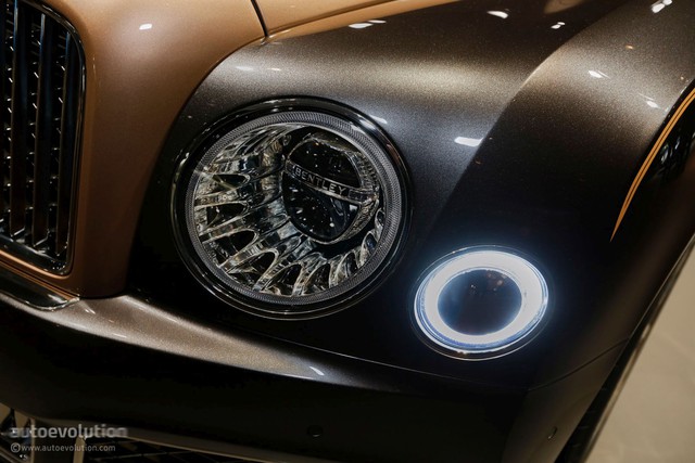 
Tương tự phiên bản tiêu chuẩn, Bentley Mulsanne EWB 2017 cũng có bệ đỡ động cơ linh hoạt và hệ thống treo cải tiến, mang đến cảm giác lái như thảm bay.

