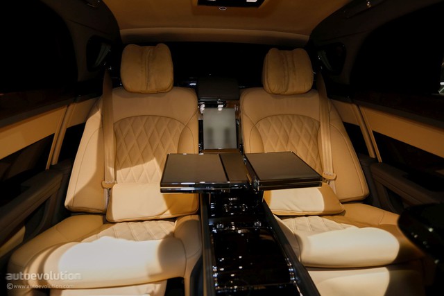 
Chưa hết, bên trong Bentley Mulsanne EWB 2017 còn có 2 ghế độc lập, ngửa về phía sau. Cụm điều khiển trung tâm và bàn gấp dành riêng cho hàng ghế sau cũng là những điểm đáng chú ý của Bentley Mulsanne EWB 2017.
