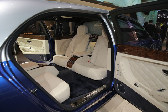 
Thậm chí, theo hãng Bentley, không gian nội thất của Mulsanne Grand Limousine Mulliner chẳng khác gì chuyên cơ và có đủ chỗ cho 6 người ngồi.
