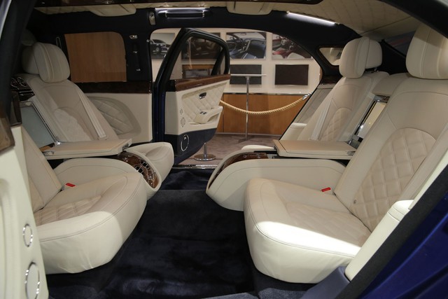 
Ngoài ra, Bentley Mulsanne Grand Limousine Mulliner còn có hệ thống HAVC mới phát triển, tập trung vào hàng ghế sau. Bên trong khoang hành khách của Bentley Mulsanne Grand Limousine Mulliner là 2 cặp ghế độc lập, quay mặt vào nhau.
