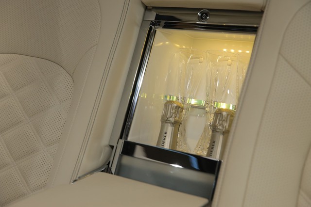 
Giá đỡ và sạc iPad, bàn gấp, ngăn mát để chứa ly và chai rượu và ngăn đựng đồ uống có ga cũng là những chi tiết đáng chú ý trong khoang hành khách của Bentley Mulsanne Grand Limousine Mulliner.
