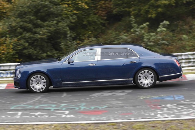 
Trong khi đó, Bentley Mulsanne LWB mới trông thật đồ sộ khi chạy trên đường phố. Hiện Bentley Mulsanne tiêu chuẩn sở hữu chiều dài tổng thể 5.575 mm. Dự kiến, Bentley Mulsanne LWB mới sẽ có chiều dài tổng thể nhỉnh hơn 200 mm so với phiên bản tiêu chuẩn.
