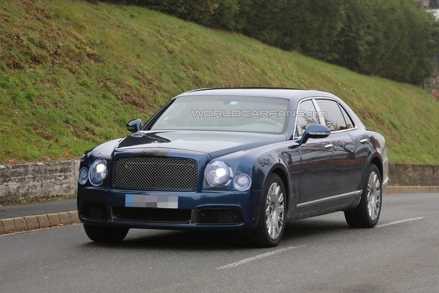 
Một chiếc Bentley Mulsanne kéo dài LWB đã bị bắt gặp khi chạy thư cùng với phiên bản nâng cấp 2016.
