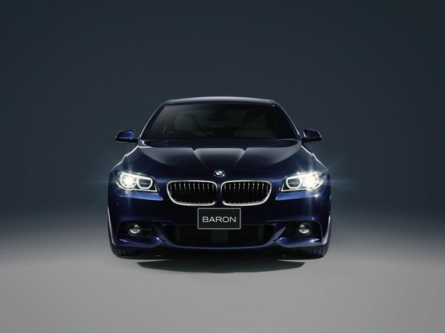 
Đèn pha LED thích ứng trên BMW 5-Series Baron.
