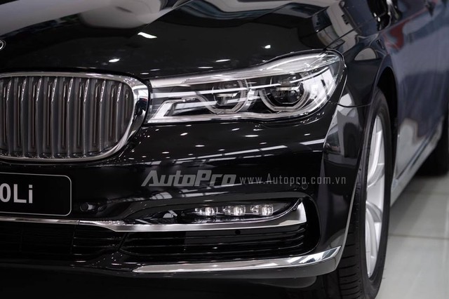 
Về thiết kế ngoại thất, BMW 730Li được trang bị lưới tản nhiệt thông minh đóng/mở tự động, hệ thống đèn pha LED tiêu chuẩn với tính năng tự điều chỉnh góc đèn pha và dải sáng cũng như mở rộng góc chiếu khi vào cua.
