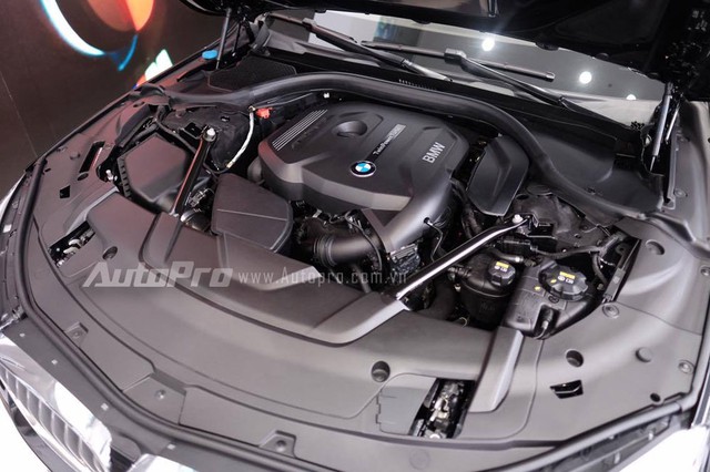 
BMW 730Li thế hệ mới tại Việt Nam được trang bị động cơ 4 xy-lanh thẳng hàng, TwinPower Turbo, tạo ra công suất tối đa 258 mã lực tại 5.000 - 6.000 vòng/phút và mô-men xoắn cực đại 400 Nm. Động cơ kết hợp với hộp số tự động 8 cấp và chức năng Auto Start/Stop. Nhờ đó, BMW 730Li 2016 có thể tăng tốc từ 0-100 km/h trong 6,3 giây.
