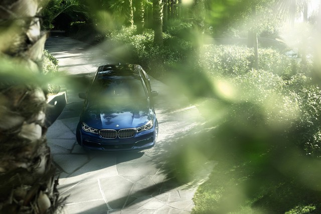 
Những điểm nhấn khác trong thiết kế của BMW Alpina B7 xDrive 2017 bao gồm hệ thống phanh hiệu suất cao với kẹp phanh màu xanh dương. Xe có 2 phiên bản màu sơn ngoại thất là xanh dương Alpina Blue và xanh lục Alpine Green.

