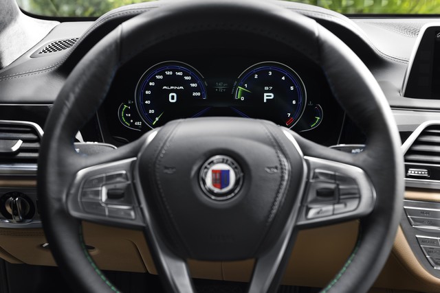 
Cuối cùng là cụm đồng hồ dạng kỹ thuật số cải tiến và những trang thiết bị tiêu chuẩn bổ sung so với BMW 7-Series thế hệ mới như màn hình hiển thị thông tin trên kính chắn gió cũng như camera chiếu hậu.
