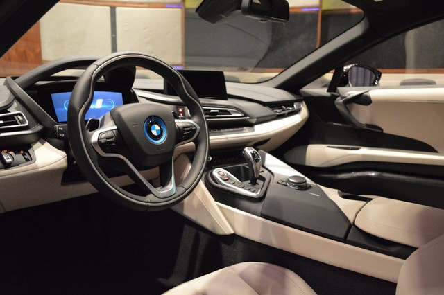 Quả thật, sự kết hợp màu sắc này mang đến sự độc đáo và mới mẻ cho dòng BMW i8 đã rất quen thuộc trên thị trường thế giới nói chung và Việt Nam nói riêng. Trong khi đó, không gian nội thất của chiếc BMW i8 được phủ hai màu đen và trắng chủ đạo.
