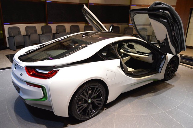 Như đã biết, BMW i8 sở hữu công suất tối đa tổng cộng 362 mã lực nên có thể tăng tốc từ 0-100 km/h trong 4,4 giây. Do đó, BMW i8 cũng có thể được coi là siêu xe. Ấn tượng hơn, BMW i8 chỉ tiêu thụ lượng nhiên liệu trung bình 2,1 lít/100 km nhờ hệ dẫn động hybrid.