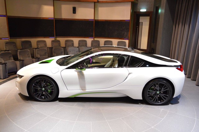 Như đã biết, BMW i8 vốn chỉ có 4 màu sơn tiêu chuẩn là trắng, xám bút chì, xanh ngọc và bạc. Hiện những chiếc BMW i8 tại Việt Nam đã có đủ 4 màu sắc này. Có vẻ như đại lý BMW Abu Dhabi muốn thổi làn gió mới mẻ cho dòng xe hybrid thể thao hạng sang i8 với màu sơn trắng và xanh Java Green.