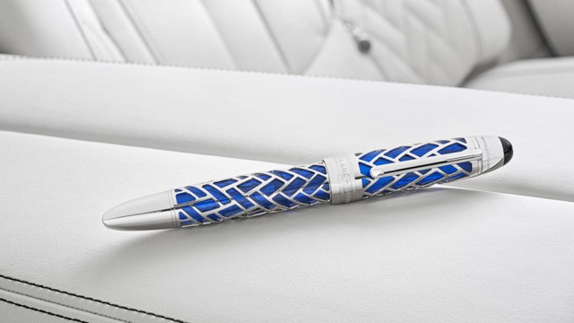 
Khách hàng khi mua Individual 7-Series The Next 100 Years sẽ được nhận ngay một chiếc bút máy Montblanc for BMW độc đáo. 
