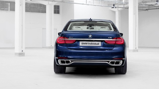Bên dưới nắp capô của BMW 7-Series phiên bản kỷ niệm 100 năm là 3 tùy chọn động cơ khác nhau. Đầu tiên là động cơ V8, dung tích 4,4 lít với công suất tối đa 450 mã lực. Thứ hai là động cơ V12, dung tích 6,6 lít với công suất tối đa 612 mã lực.