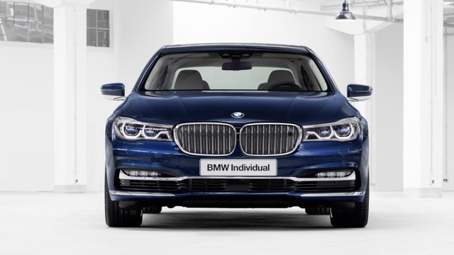 
Được gọi bằng cái tên khá dài dòng BMW Individual 7-Series The Next 100 Years, phiên bản đặc biệt khoác lên mình màu sơn xanh dành riêng là Centennial Blue. 
