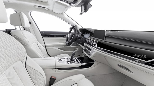 
Bên trong BMW Individual 7-Series The Next 100 Years có những điểm nhấn riêng biệt như chất liệu da Merino màu trắng Smoke White với ghế khâu hình viêm kim cương. Đây là màu trắng do bộ phận BMW Individual phát triển.
