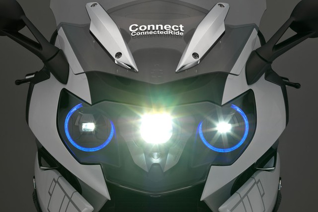 Cụm đèn pha laser trên BMW K1600 GTL Concept khi bật sáng...