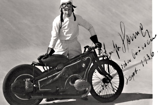 
Landspeeder được ra đời dựa trên chiếc mô tô đua BMW R37 đời 1928. Đây là một trong những dòng mô tô ra đời để lập kỷ lục thành công nhất từ trước đến nay. Từ tay lái có hình dáng khí động học đến bánh đặc phía sau, tất cả mang đến một mẫu mô tô đua tuyệt đẹp, Alan nhận xét.
