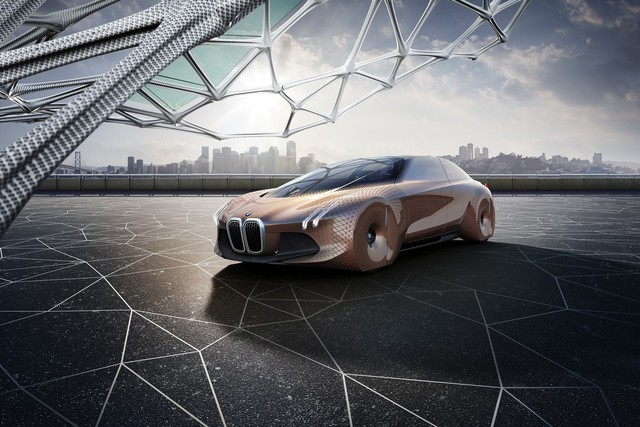 
Theo hãng BMW, Vision Next 100 sở hữu chiều dài tổng thể 4.900 mm, ngắn hơn 5-Series. Ngoài ra, BMW Vision Next 100 chỉ cao 1.370 mm, thấp hơn 100 mm so với 5-Series.
