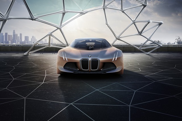 
Phần thân vỏ của BMW Vision Next 100 là sự kết hợp giữa hai chất liệu nhựa và sợi carbon. Một số tấm ốp thân vỏ được sản xuất từ phần thừa của quá trình sản xuất sợi carbon.
