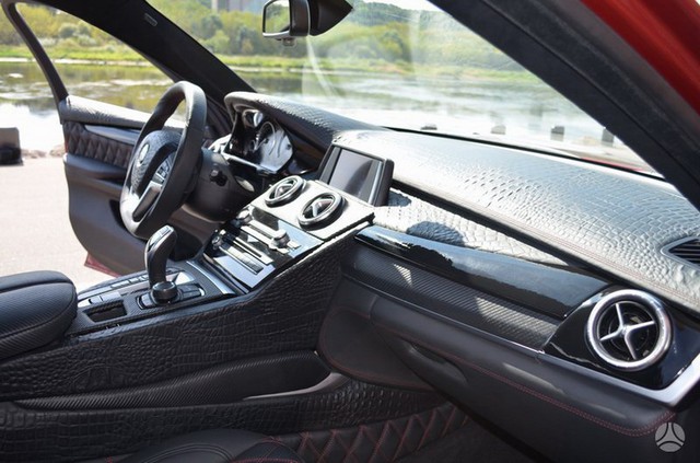 
Sở dĩ chiếc BMW X6 này có tên AG Alligator vì bên trong là không gian nội thất bọc bằng da cá sấu Ý.
