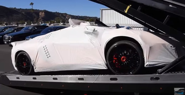 
Chiếc Lamborghini Aventador SV được chuyển từ xe tải...
