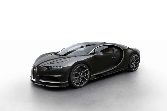 
Từ trên xuống dưới là Bugatti Chiron màu xanh dương-đen, đỏ-đen, trắng-đỏ và đen.
