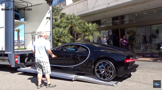 
Siêu xe Bugatti Chiron được chuyển từ thùng ô tô chuyên chở xuống đất. Ảnh cắt từ video
