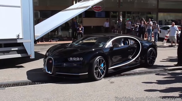 
Đây là một trong những chiếc siêu xe Bugatti Chiron đầu tiên ra đại lý.  Ảnh cắt từ video
