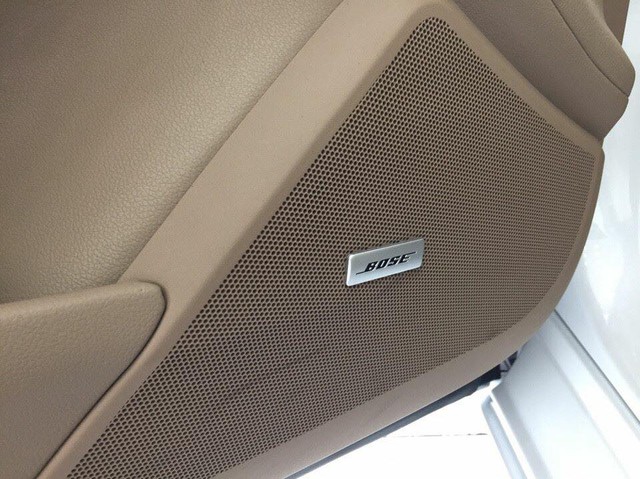 
Dàn âm thanh Bose 11 loa cao cấp, kết nối Bluetooth, điều hòa không khí tự động 3 vùng, camera chiếu hậu và hỗ trợ lùi đỗ xe cũng là những điểm nhấn trong xe.
