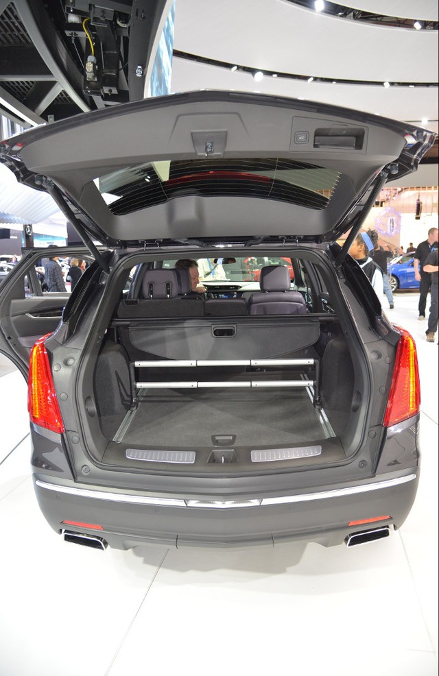 
Trái tim của Cadillac XT5 2017 là khối động cơ V6, dung tích 3,6 lít, sản sinh công suất tối đa khoảng 310 mã lực và mô-men xoắn cực đại 270 lb-ft. Sức mạnh được truyền tới bánh thông qua hộp số tự động 8 cấp mới. Riêng bản Luxury và Premium Luxury sẽ có thêm hệ dẫn động 4 bánh tùy chọn.

