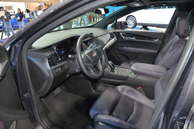 
Phong cách thiết kế cao cấp tiếp tục xuất hiện bên trong Cadillac XT5 2017. Bước vào trong xe, khách hàng sẽ tìm thấy không gian nội thất nâng cấp đáng kể với chất liệu cao cấp hơn và thiết kế hiện đại.
