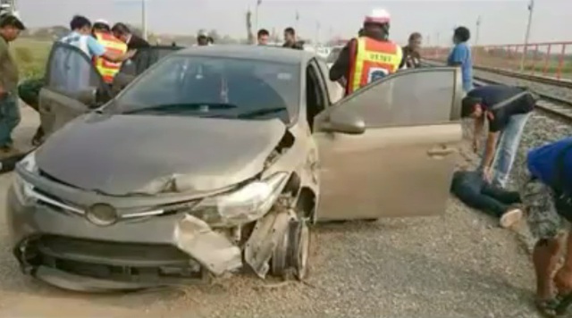 
Chiếc Toyota Vios hư hỏng nặng sau vụ chạy trốn cảnh sát. Ảnh cắt từ video
