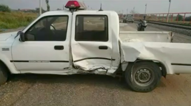 
Chiếc xe bán tải của lực lượng cảnh sát bị Toyota Vios đâm vào sườn. Ảnh cắt từ video

