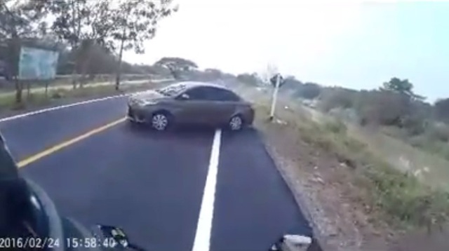 
Chiếc Toyota Vios bỏ chạy. Ảnh cắt từ video
