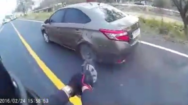 
Chiếc Toyota Vios bị cảnh sát bắn bung ốp la-zăng. Ảnh cắt từ video
