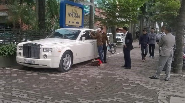 
Thợ khóa cạy cửa Rolls-Royce Phantom trên vỉa hè Hoàng Minh Giám, Hà Nội. Ảnh: Trần Khánh Hòa

