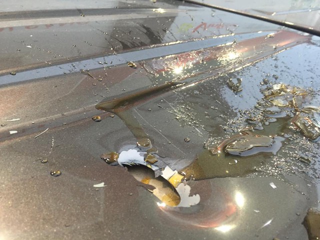 
Nóc xe bị thủng vì chai mật ong từ trên trời rơi xuống. Ảnh: Hương Nguyễn/Otofun
