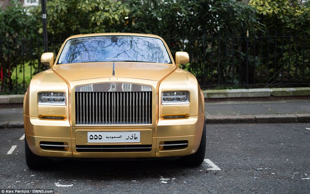 
... và Rolls-Royce Phantom Coupe.
