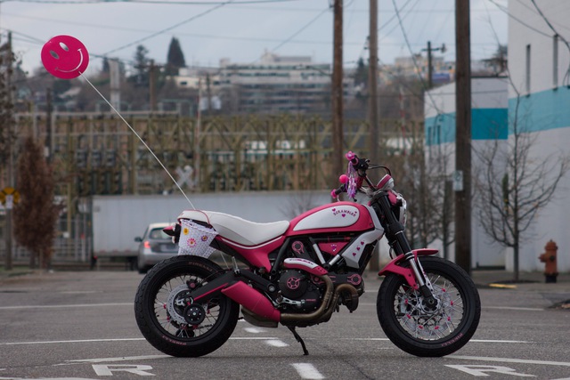 
Chiếc Ducati Scrambler màu hồng này đã nhanh chóng thu hút sự chú ý của rất nhiều người khi tham gia cuộc thi độ. Đáng tiếc thay, sự xinh xắn, nữ tính và đập vào mắt của chiếc Ducati Scrambler lại không được bình chọn quá cao trên trang Instagram chính thức của cuộc thi.
