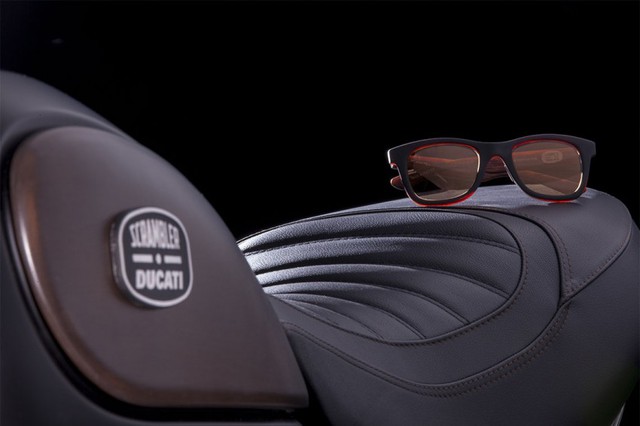 
Cuối cùng, hãng Italia Independent thiết kế 5 mẫu mắt kính lấy cảm hứng từ dòng Ducati Scrambler.
