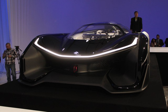 
Khi ngắm nhìn thiết kế ngoại thất của Faraday Future FFZERO1, nhiều người đã ngay lập tức liên tưởng đến xe Batmobile dành cho Người Dơi trong phim cùng tên.
