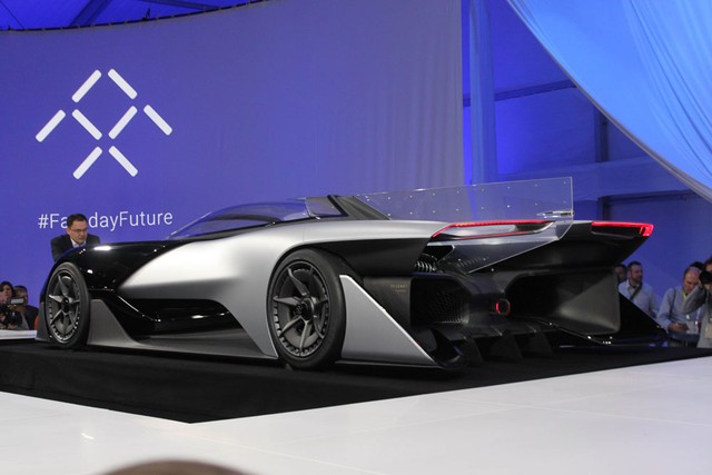 
Theo hãng Faraday Future, FFZERO1 là mẫu siêu xe đua đến từ tương lai. Trong triển lãm CES 2016, Faraday Future FFZERO1 mới dừng ở mức xe concept với phần thân vỏ mượt mà và khí động học. 
