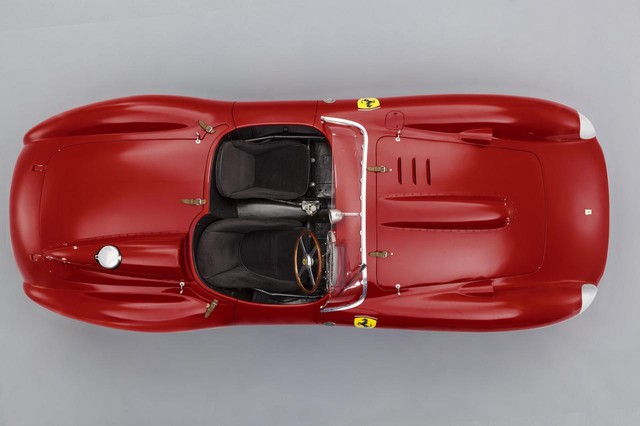 
Không dừng ở đó, đây còn là chiếc xe đầu tiên trong lịch sử chạy trên vòng đua Le Mans 24 Hours với vận tốc hơn 200 km/h.

