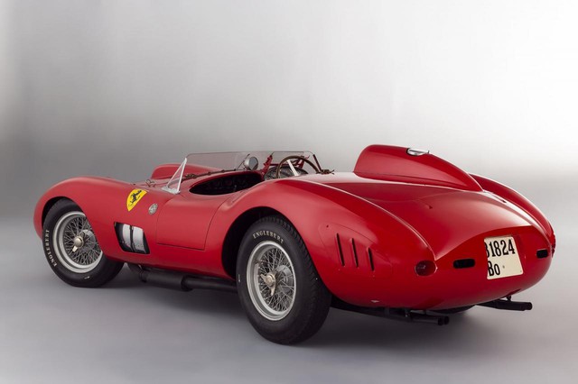 
Khoảng 10 phút sau, một nhà đấu giá quốc tế bí ẩn đã khiến những người khác phải tiếc nuối khi quyết định trả 35,7 triệu USD cho chiếc siêu xe Ferrari 335 Sport Scaglietti cổ.
