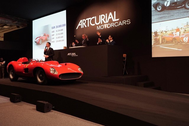 
Trong sự kiện đấu giá do hãng Artcurial Motorcars Retromobile diễn ra mới đây, Ferrari 335 Sport Scaglietti đã trở thành chiếc xe đắt nhất thế giới nếu tính theo mệnh giá Euro và Bảng Anh.
